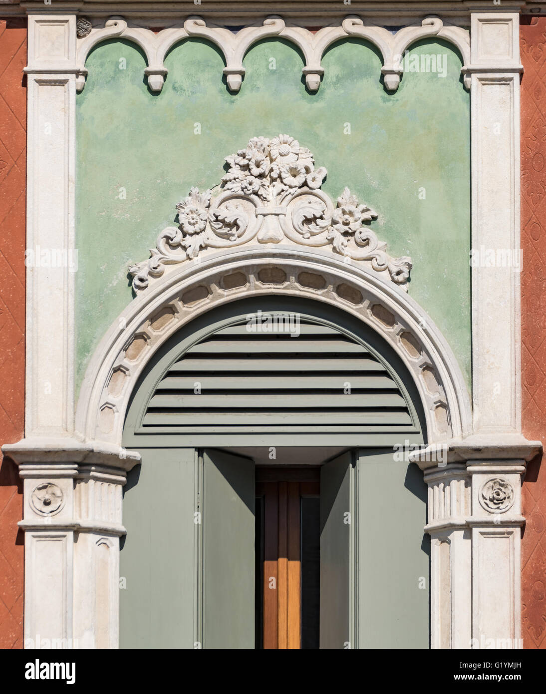 Detail of a window in Venetian Gothic style of an old Italian palace. Stock Photo