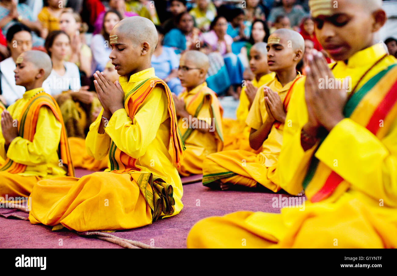 Ganga Aarthi ritual at the banks of the Ganges River, Parmarth Niketan Ashram, Rishikesh, India. More than 100 boys ages 5 to 18 Stock Photo