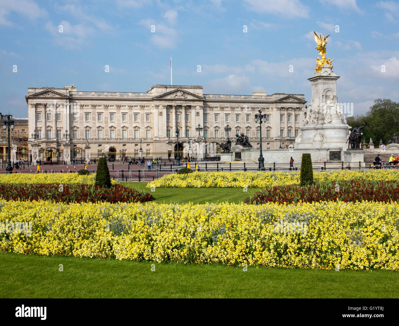 Buckingham Palace flowers and gardeners in Spring Stock Photo