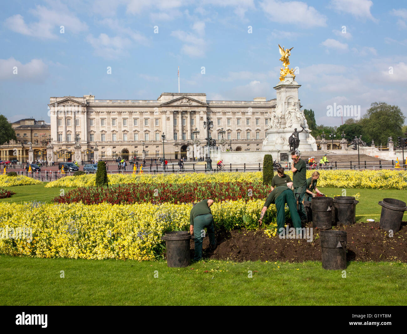Buckingham Palace flowers and gardeners in Spring Stock Photo
