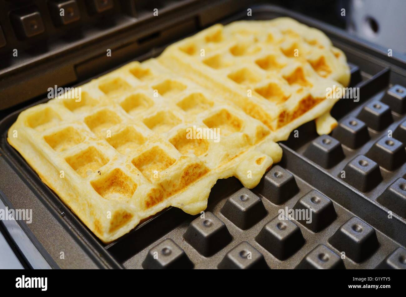 https://c8.alamy.com/comp/G1YTY5/baking-fresh-waffles-in-the-waffle-maker-G1YTY5.jpg