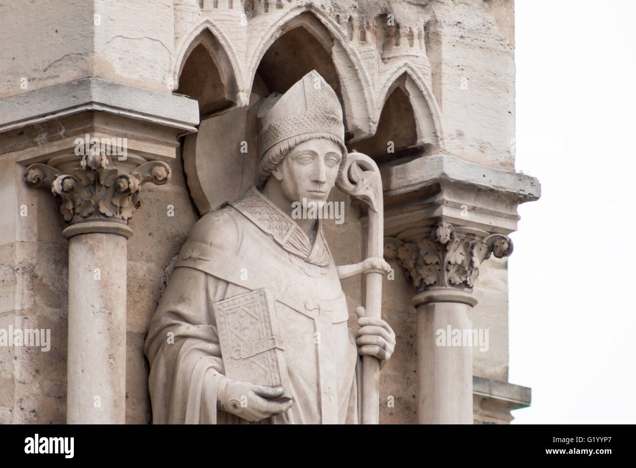 Saint denis statue hi-res stock photography and images - Alamy