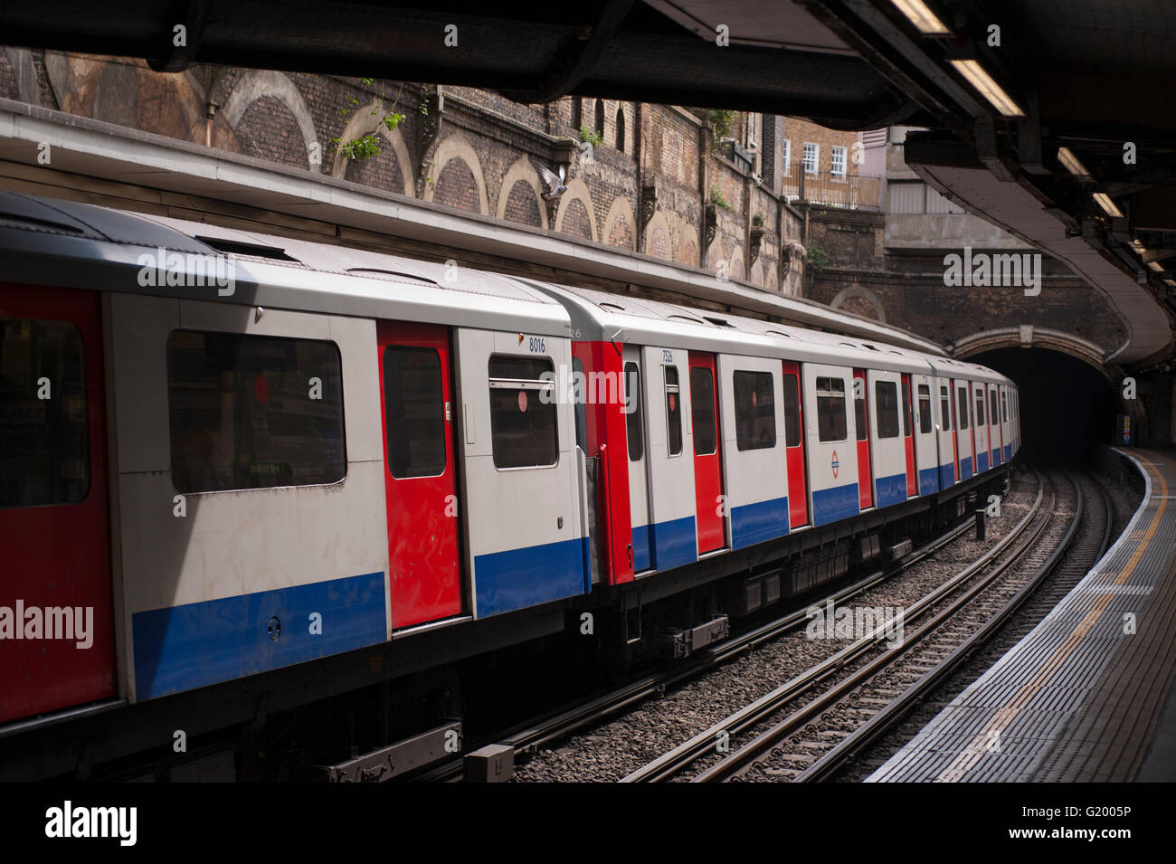 London tube train in Sloane Square station Stock Photo