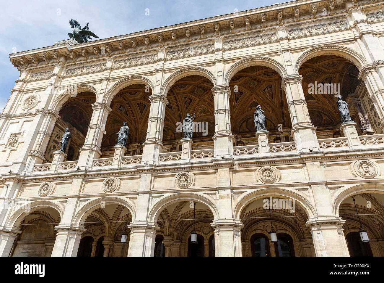 Statues adorn the building of the Vienna State Opera Stock Photo Alamy