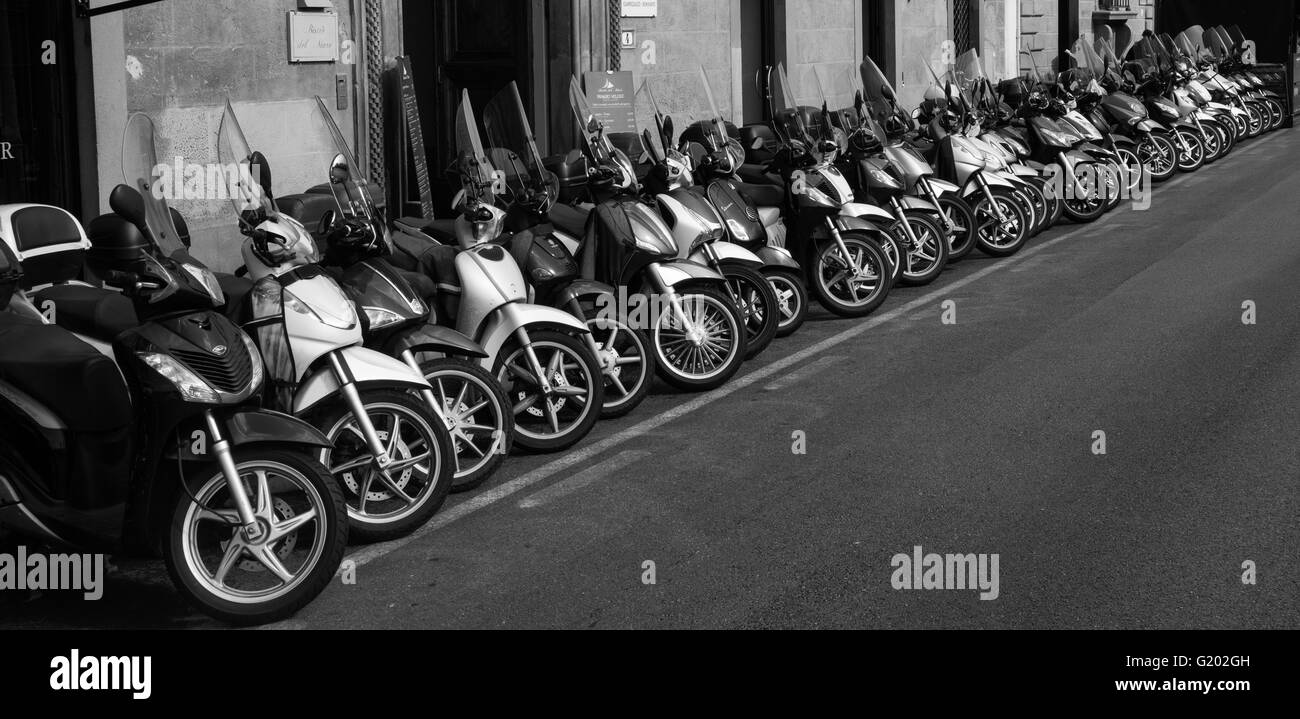 row of mopeds in italy Stock Photo Alamy