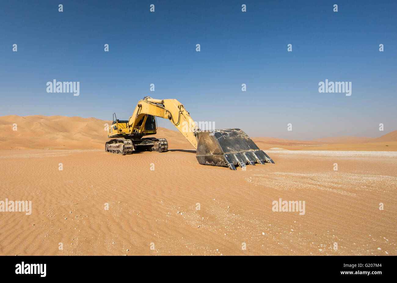 Empty excavator hi-res stock photography and images - Alamy