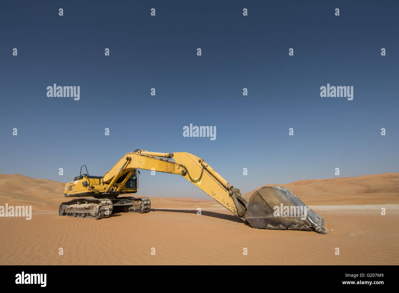 Empty excavator hi-res stock photography and images - Alamy