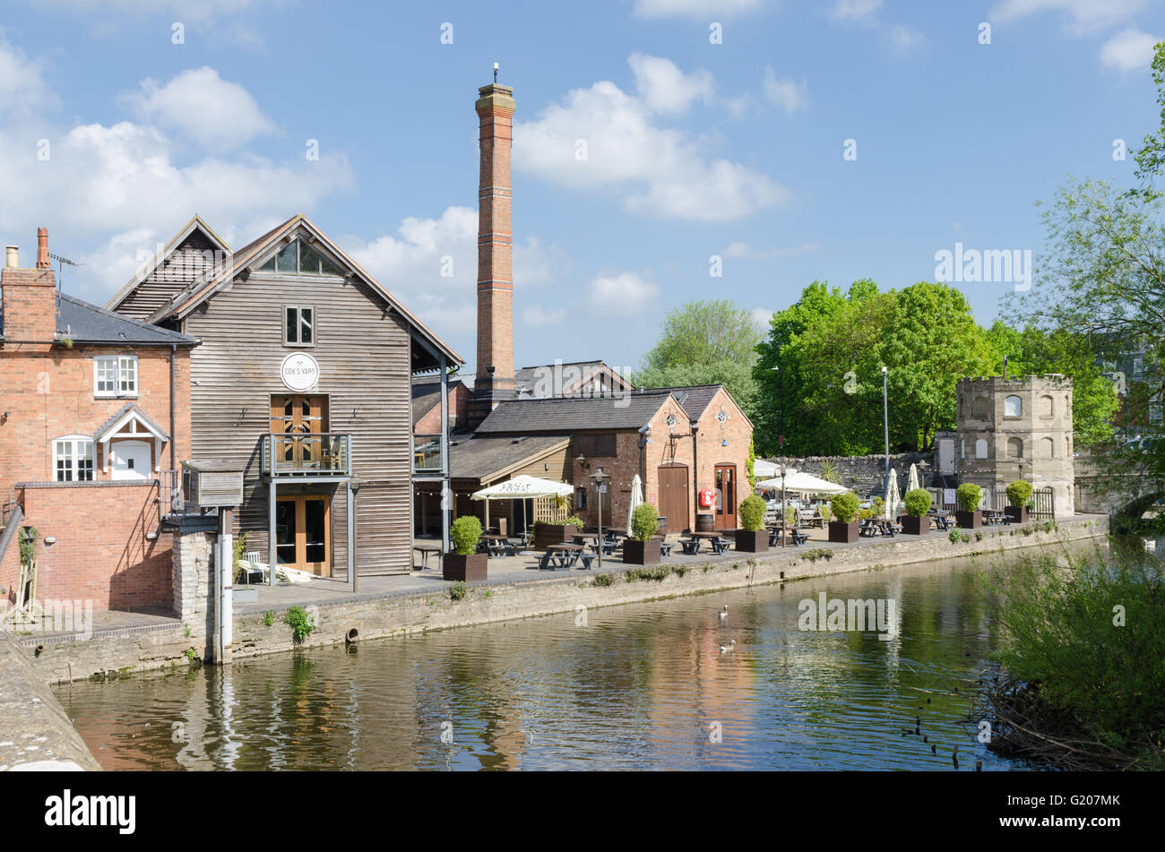 Cox's Yard restaurant and pub on the River Avon in Stratford-upon-Avon, Warwickshire Stock Photo