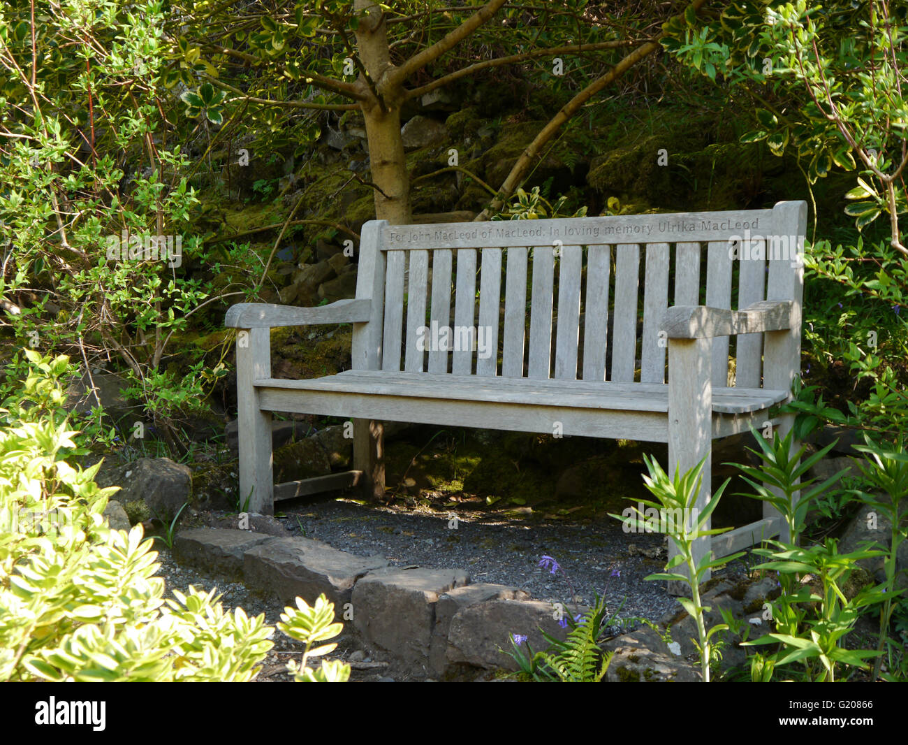 Round garden bench hi-res stock photography and images - Alamy