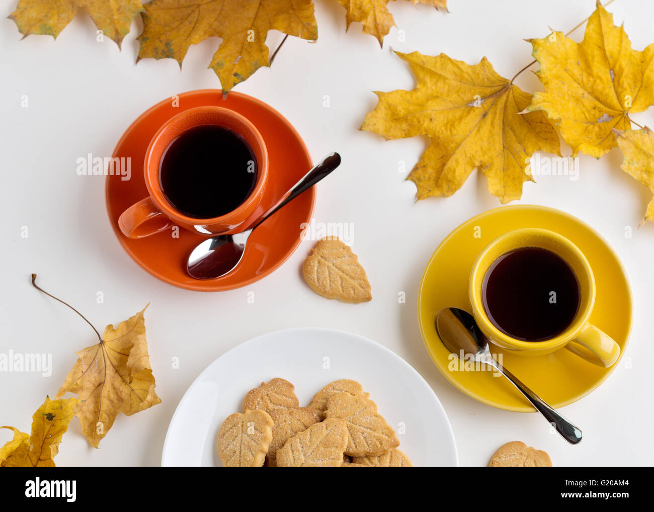 Две чашечки кофе и осень