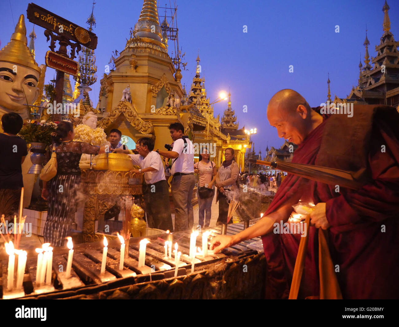 Shwedagon pagoda festival hires stock photography and images Alamy