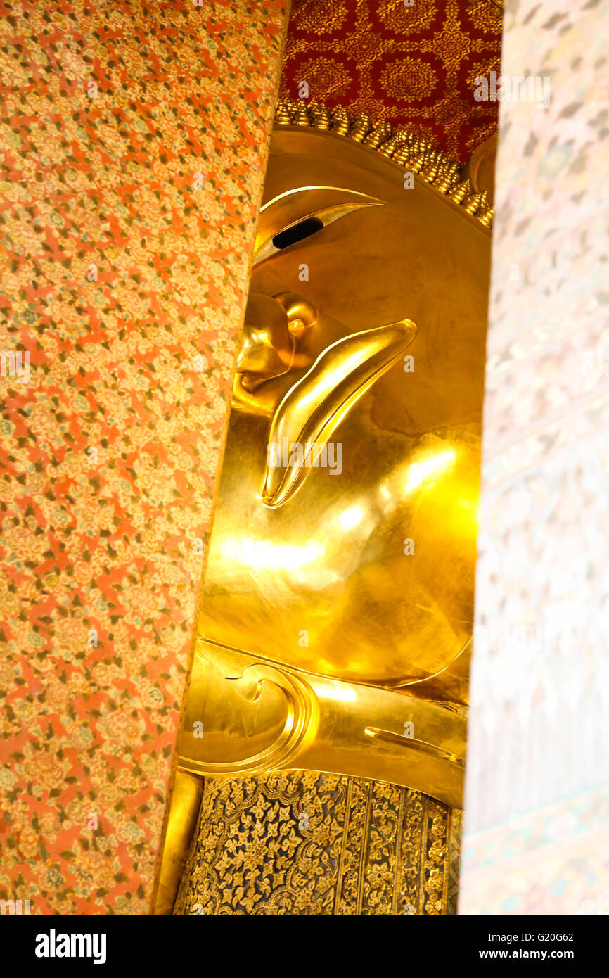 Reclining Buddha gold statue ,Wat Pho, Bangkok, Thailand Stock Photo ...