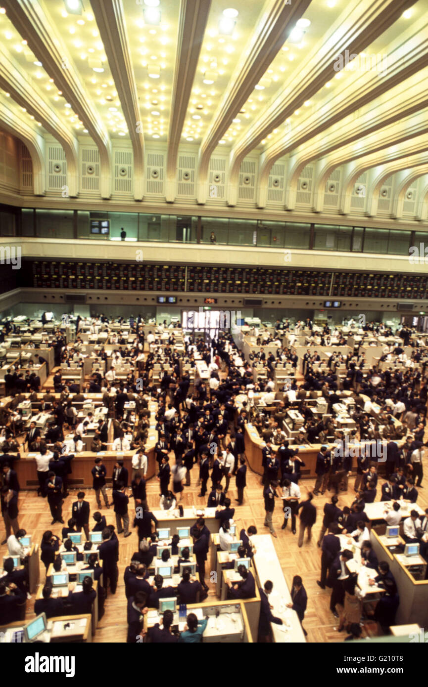 Traders fill the floor of the Tokyo Stock Exchange. Stock Photo