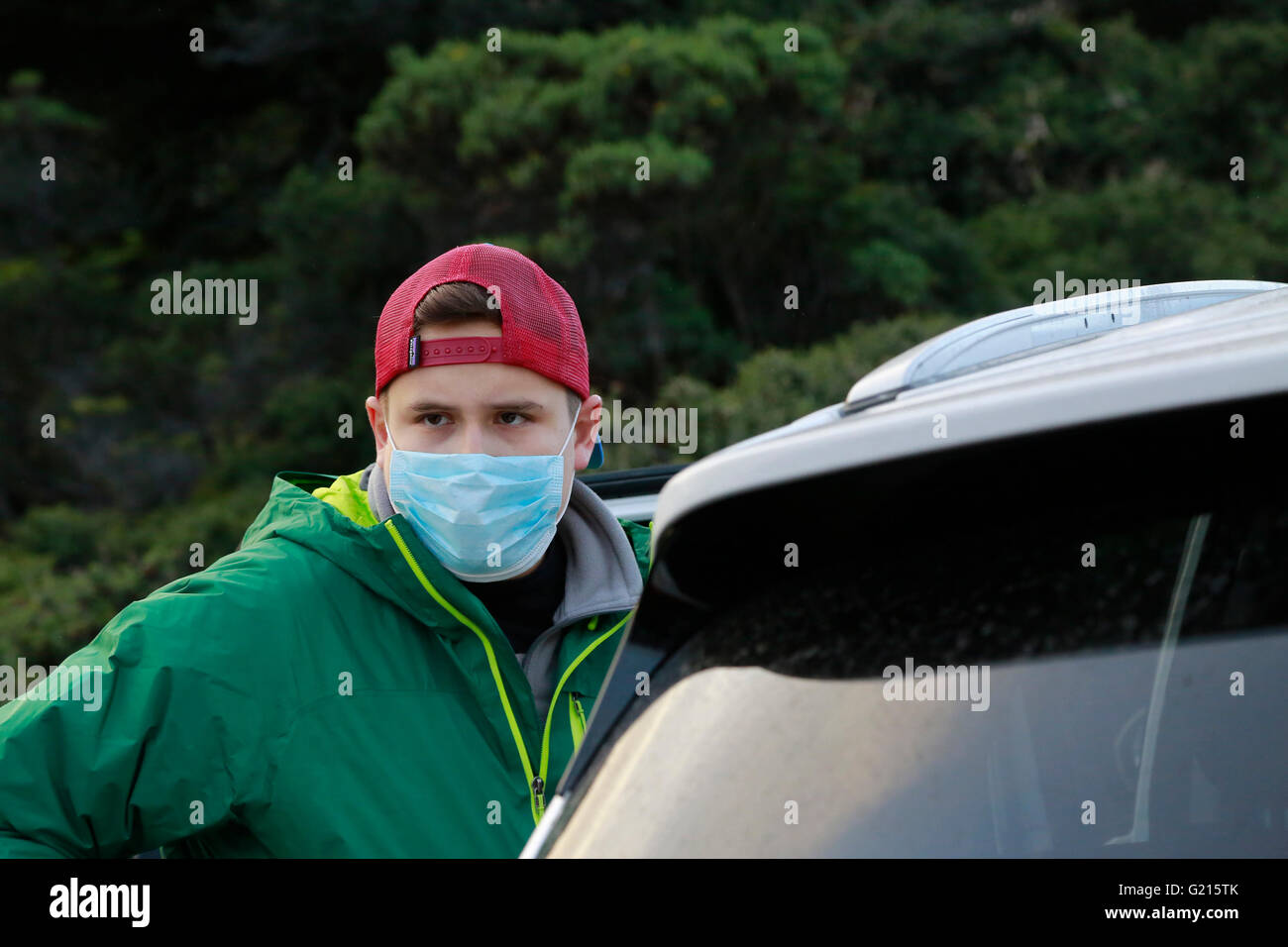 Irazu, Costa Rica. 21st May, 2016. A tourist wears a mask while watches