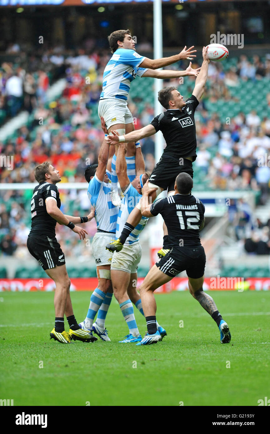 London, UK. 21st May, 2016. Argentinian and  New Zealand players stretching to reach the ball during a thrown in, during their pool match, HSBC World Rugby Sevens Series, Twickenham Stadium, London, UK. The match was a daw in the end, 14-14. Credit:  Michael Preston/Alamy Live News Stock Photo
