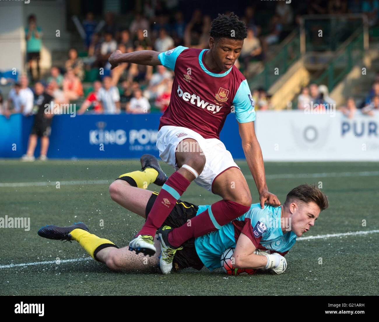Hong Kong, Hong Kong SAR, China. 22nd May, 2016. HKFC Citibank Soccer sevens Cup final Aston Villa vs West Ham United. Aston Villa take the cup. Goalkeeper MATIJA SARKIC is stretchered away after an injury sustained during a great save.He is replaced by MITCH CLARK (Pictured R) who was offered a West Ham United away kit jersey to distinguish him as the goalie for Aston Villa. (L) JAHMAL HECTOR-INGRAM Credit:  Jayne Russell/ZUMA Wire/Alamy Live News Stock Photo