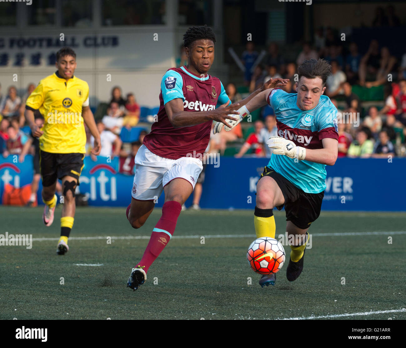 Hong Kong, Hong Kong SAR, China. 29th Mar, 2016. HKFC Citibank Soccer sevens Cup final Aston Villa vs West Ham United. Aston Villa take the cup. Goalkeeper MATIJA SARKIC is stretchered away after an injury sustained during a great save.He is replaced by MITCH CLARK (Pictured R) who was offered a West Ham United away kit jersey to distinguish him as the goalie for Aston Villa. (L) JAHMAL HECTOR-INGRAM Credit:  Jayne Russell/ZUMA Wire/Alamy Live News Stock Photo