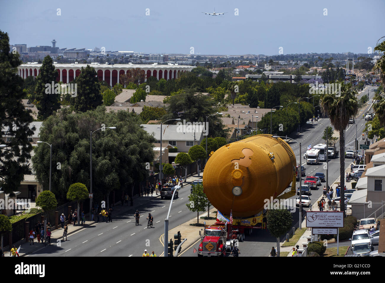 Inglewood, California, USA. 21st May, 2016. The ET-94 fuel tank for the Space Shuttle makes its way on Manchester past The Forum from Marina Del Rey to the California Science Center on Saturday, May 21, 2016 in Inglewood, Calif. NASA's last remaining external fuel tank for the Space Shuttle, ET-94, traveled over 16 miles to be united with the Endeavor, where the 66,000 pound fuel tank will be displayed like it is ready to launch. © 2016 Patrick T. Fallon © Patrick Fallon/ZUMA Wire/Alamy Live News Stock Photo