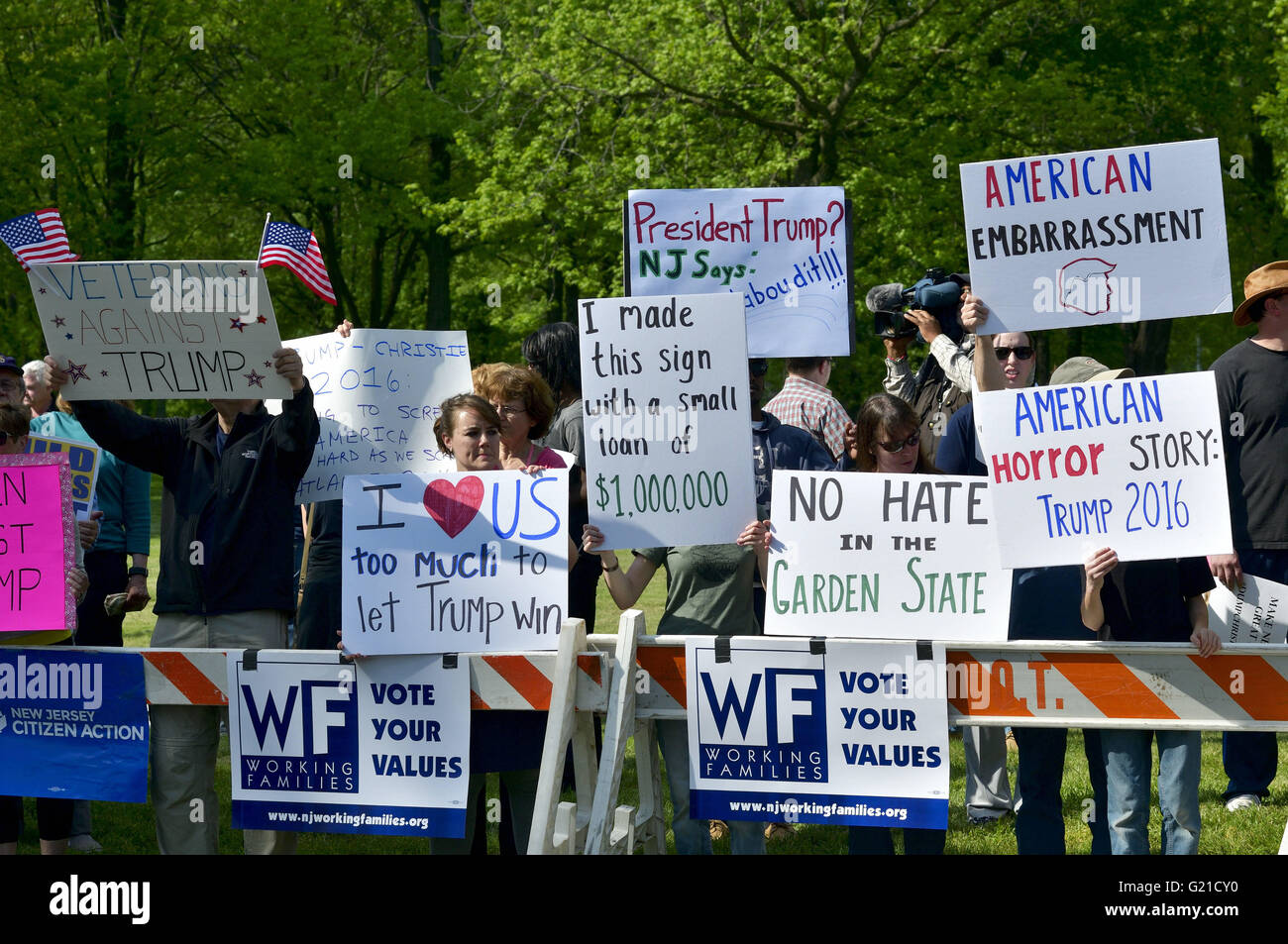 Lawrenceville, New Jersey, USA. 19th May, 2016. Protesters were gathered across the street from the Lawrenceville National Guard Armory where Donald Trump and NJ Gov. Chris Chirstie were scheduled to make an appearance. Presumptive GOP nominee Donald Trump attends a May 19, 2016 fundraising event with NJ Gov. Chris Christie at Lawrenceville National Guard Armory in Lawrence Township, NJ © Bastiaan Slabbers/ZUMA Wire/Alamy Live News Stock Photo