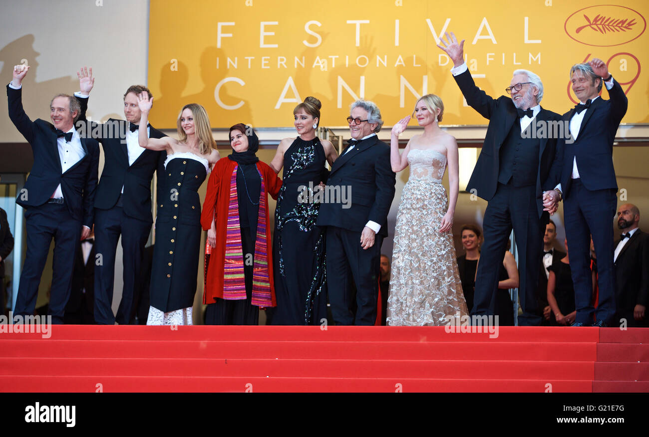Cannes, France. 22nd May, 2016. (L-R) Jury members French director Arnaud Desplechin, Hungarian director Laszlo Nemes, French actress and singer Vanessa Paradis, Iranian producer Katayoon Shahabi, Italian actress and director Valeria Golino, Australian director George Miller, U.S. actress Kirsten Dunst, Canadian actor Donald Sutherland and Danish actor Mads Mikkelsen pose as they arrive at the closing ceremony of the 69th Cannes Film Festival in Cannes, France, May 22, 2016. © Jin Yu/Xinhua/Alamy Live News Stock Photo