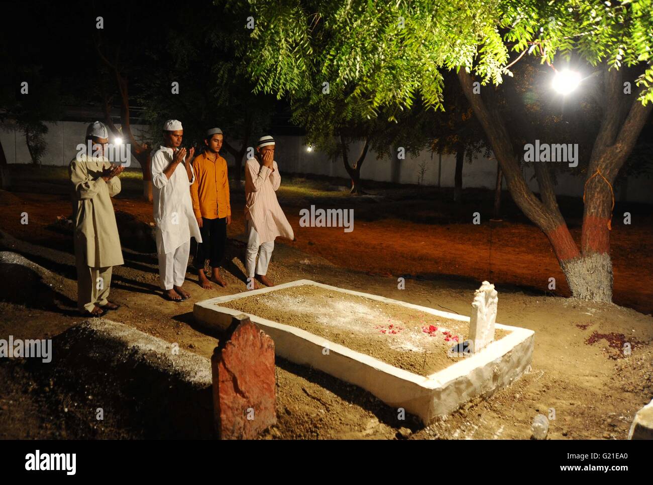 Muslim graveyard praying hires stock photography and images Alamy