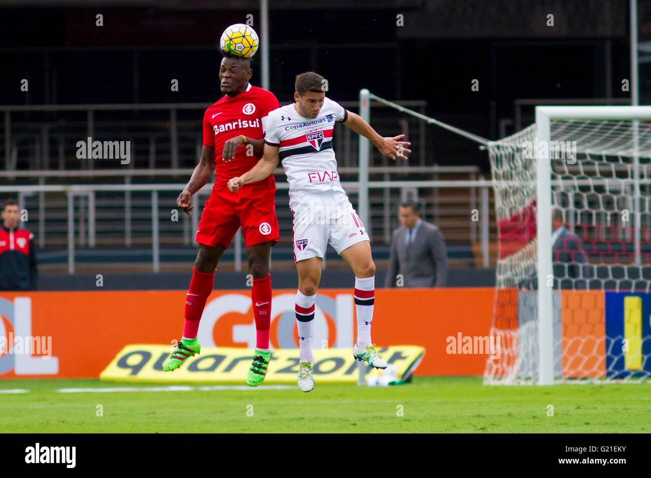 Sao Paulo Brazil 05 22 2016 Spfc X International Calleri And Paulao Compete Ball During The Match Between S O Paulo Futebol Clube And Internacional Rs Held At The Est Dio Do Morumbi Morumbi Match