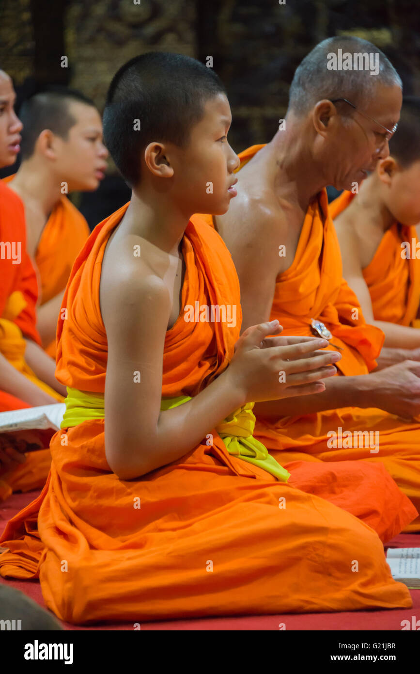 Buddhist monk praying hi-res stock photography and images - Alamy