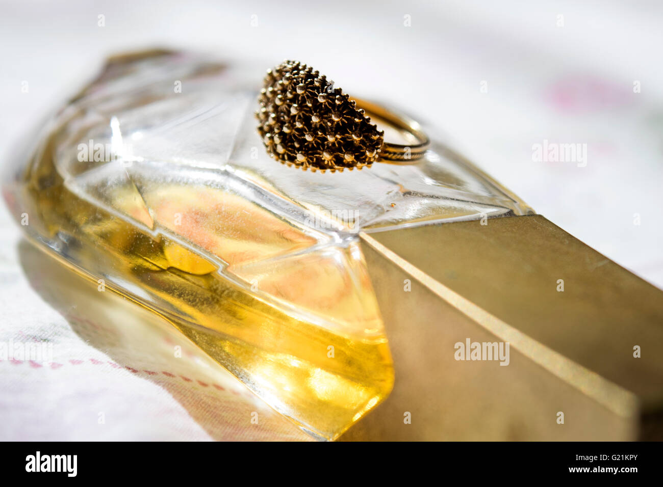 Perfume with gold flakes inside new arrivals