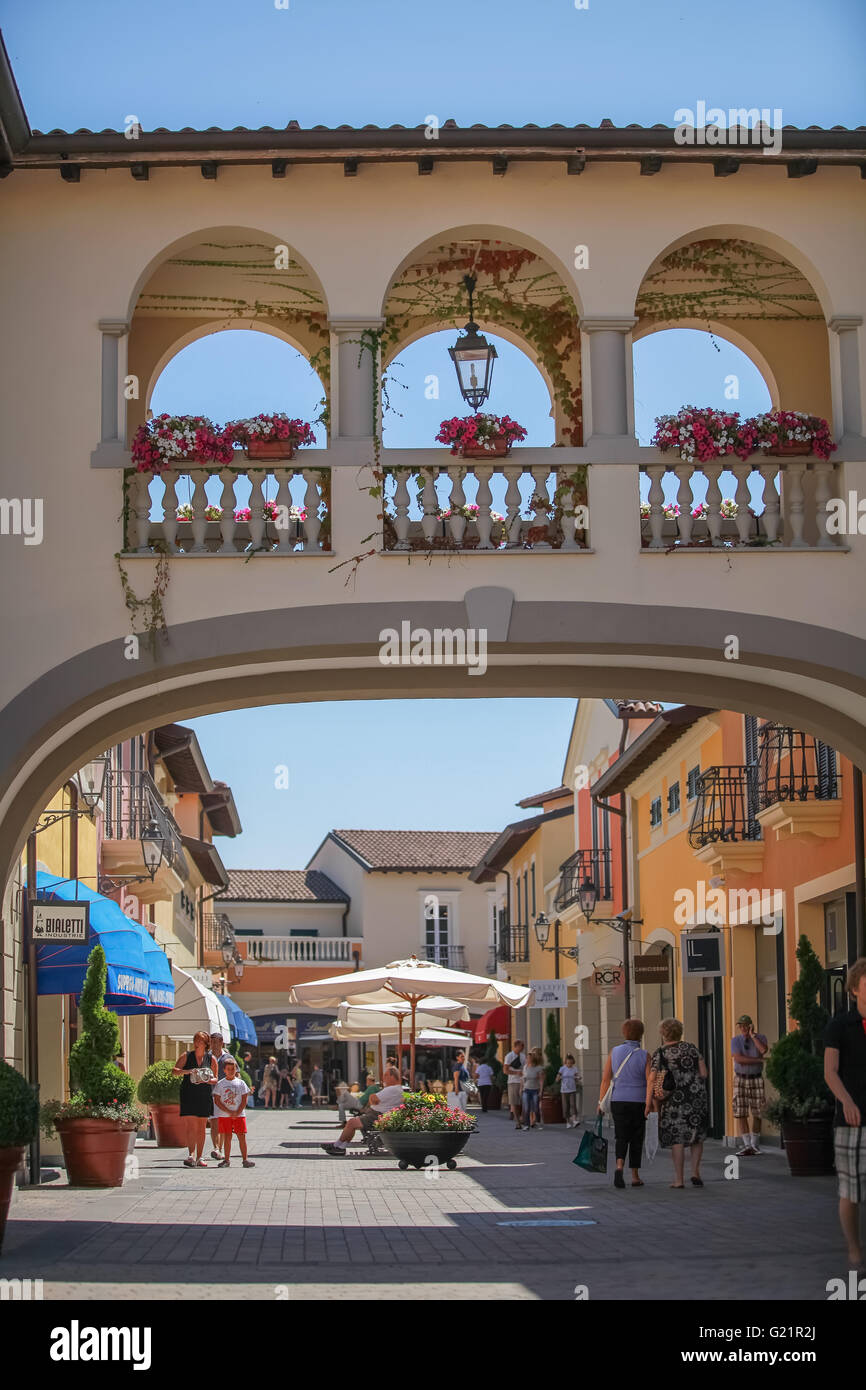 Underskrift betalingsmiddel råolie Serravalle Scrivia outlet shopping center Serravalle Scrivia Alessandria  Piemont Italy Stock Photo - Alamy