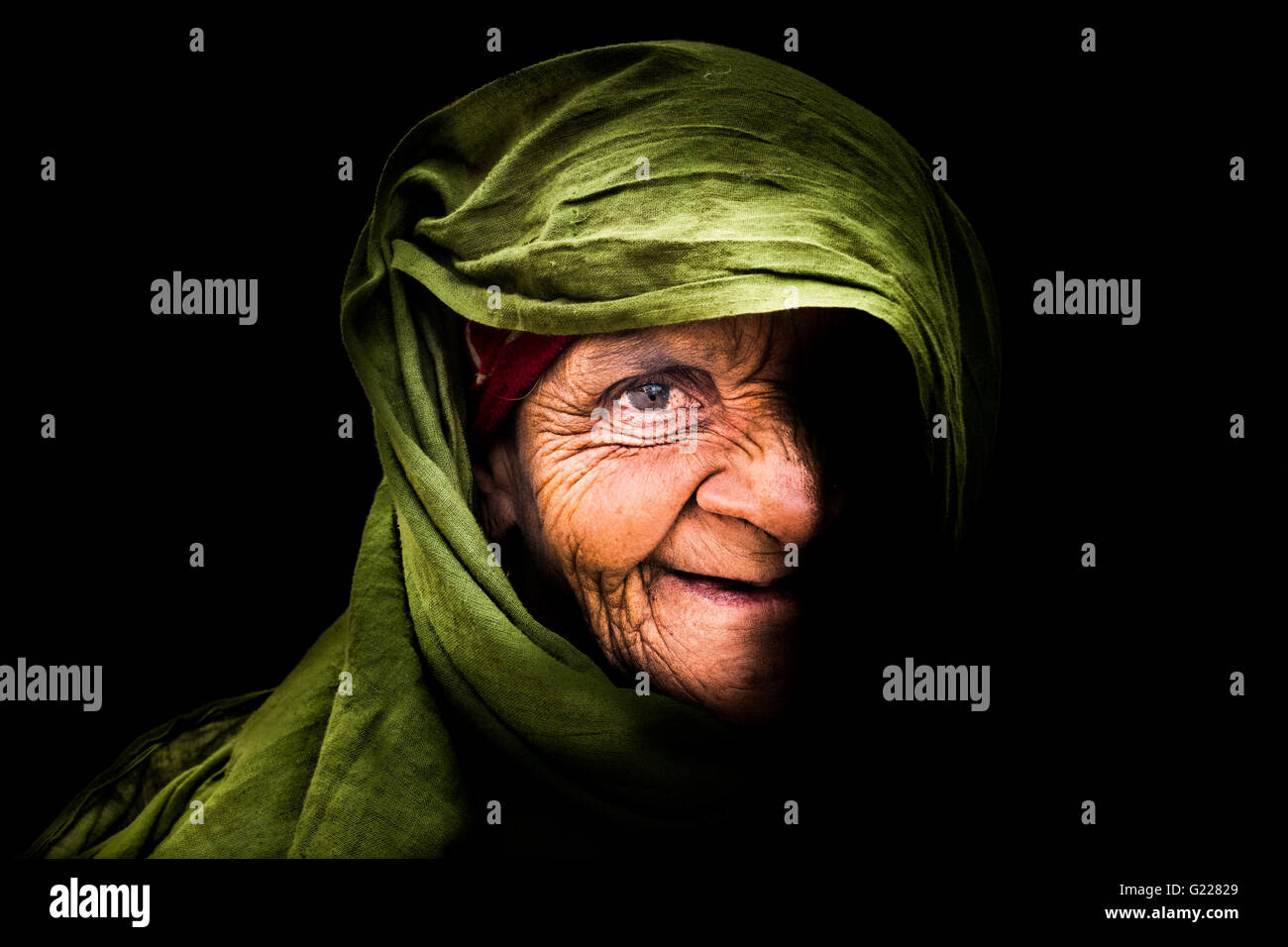 Woman wearing green head cover in Delhi, India Stock Photo
