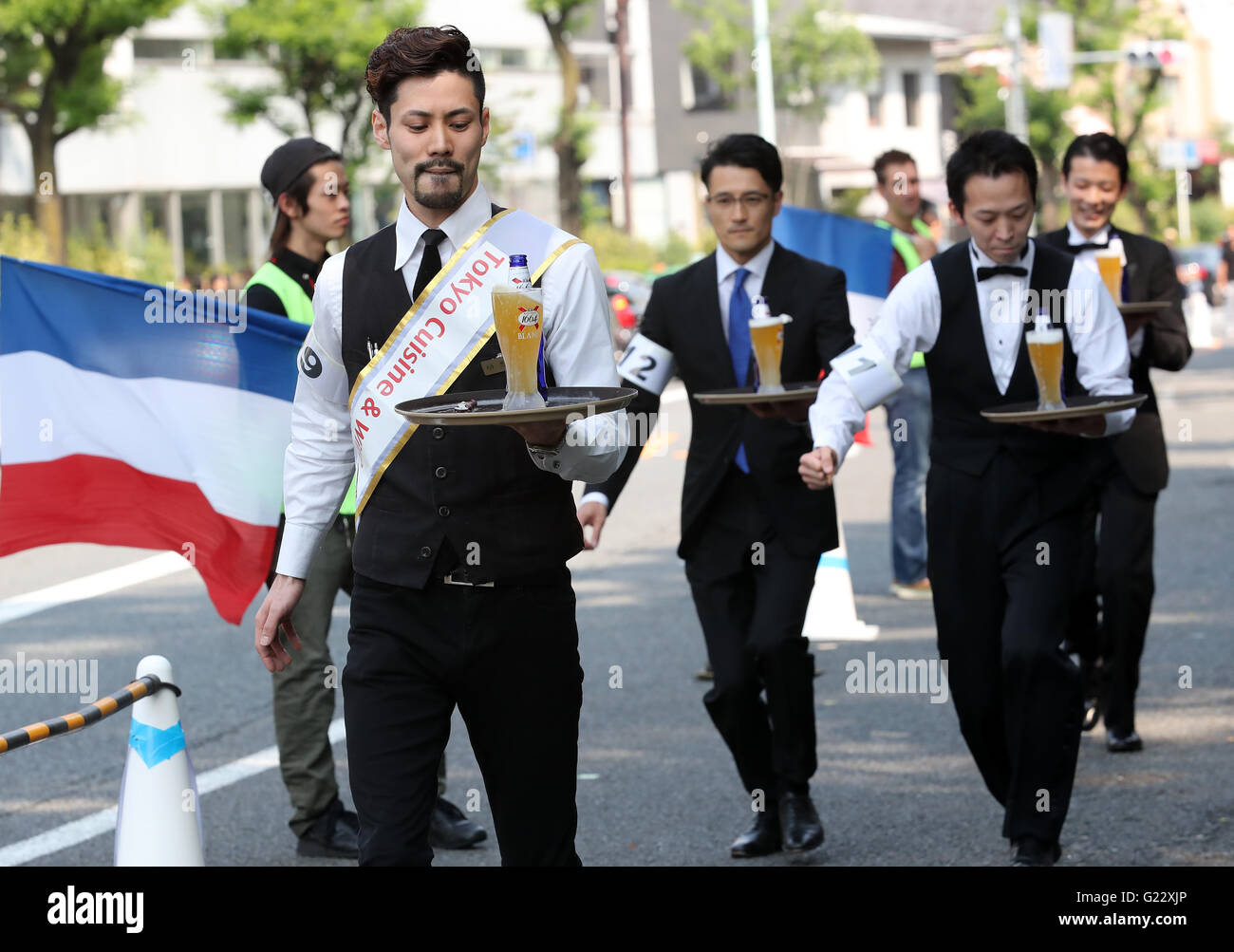 Tokyo, Japan. 22nd May, 2016. Waiters carry glasses of beer on the trays during the 'garcon carry race' in Tokyo on Sunday, May 22, 2016 as a part of 'Aperitif 365' event. 46 contestants from restaurants and cafes participated the beer carry race vying for the first prize of 300,000 yen, sponsored by French beer Kronenbourg. © Yoshio Tsunoda/AFLO/Alamy Live News Stock Photo
