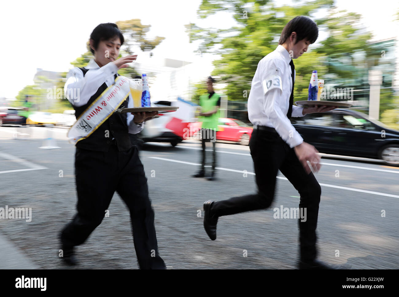 Tokyo, Japan. 22nd May, 2016. Waiters carry glasses of beer on the trays during the 'garcon carry race' in Tokyo on Sunday, May 22, 2016 as a part of 'Aperitif 365' event. 46 contestants from restaurants and cafes participated the beer carry race vying for the first prize of 300,000 yen, sponsored by French beer Kronenbourg. © Yoshio Tsunoda/AFLO/Alamy Live News Stock Photo