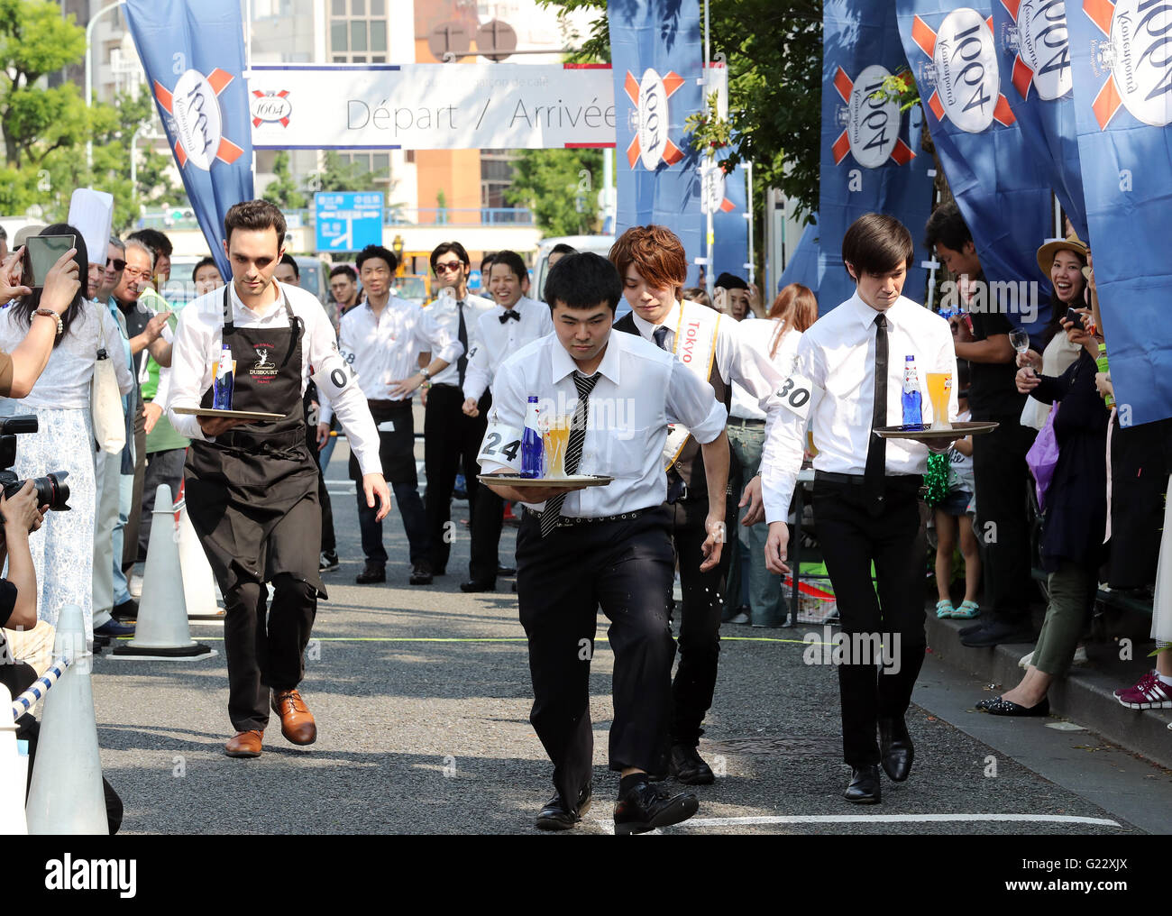 Tokyo, Japan. 22nd May, 2016. Waiters carry glasses of beer on the trays during the 'garcon carry race' in Tokyo on Sunday, May 22, 2016 as a part of 'Aperitif 365' event. 46 contestants from restaurants and cafes participated the beer carry race vying for the first prize of 300,000 yen, sponsored by French beer Kronenbourg. © Yoshio Tsunoda/AFLO/Alamy Live News Stock Photo