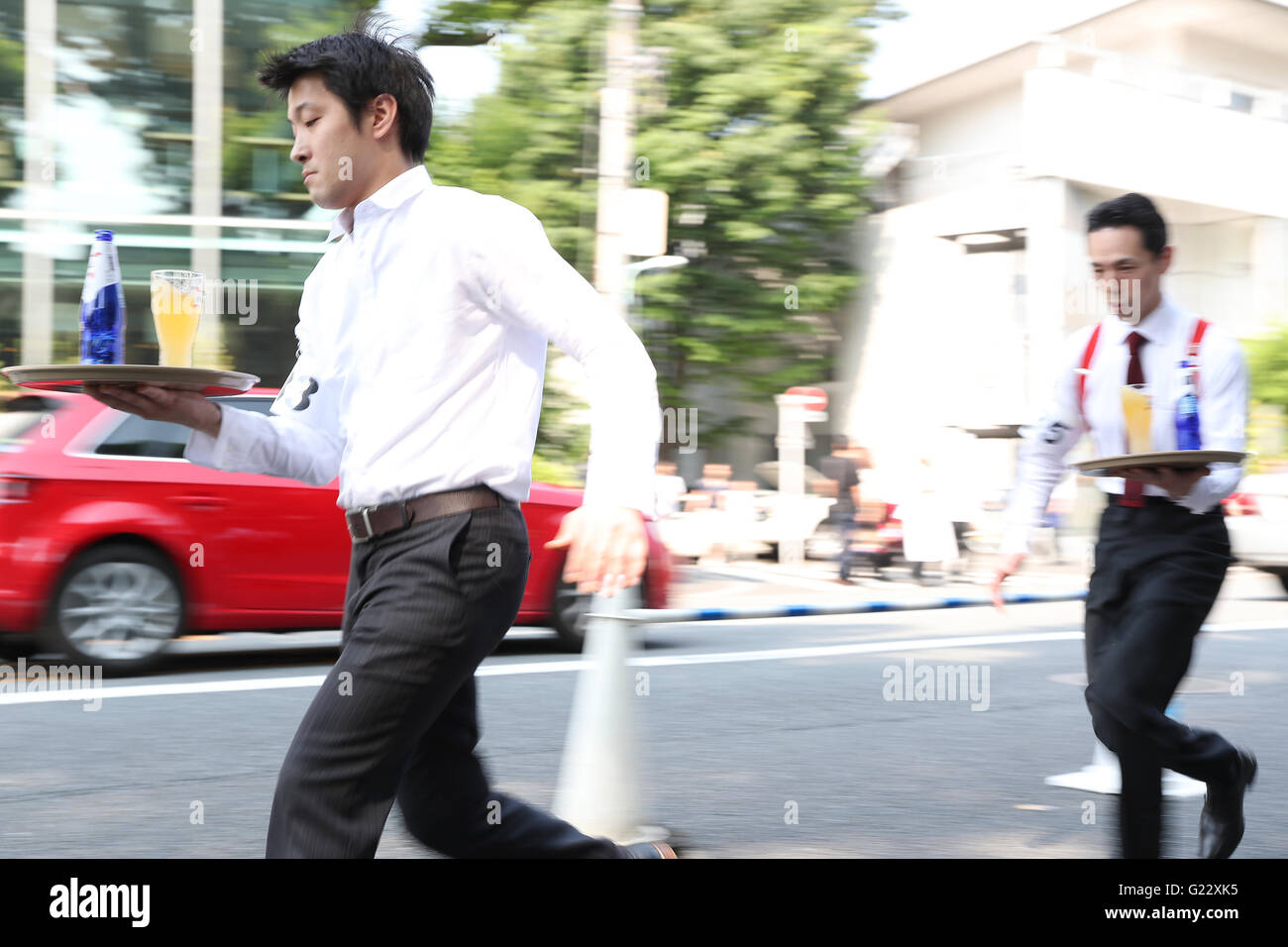 Tokyo, Japan. 22nd May, 2016. Waiters carry glasses of beer on the trays during the 'garcon carry race' in Tokyo on Sunday, May 22, 2016 as a part of 'Aperitif 365' event. 46 contestants from restaurants and cafes participated the beer carry race vying for the first prize of 300,000 yen, sponsored by French beer Kronenbourg. © Yoshio Tsunoda/AFLO/Alamy Live News Stock Photo