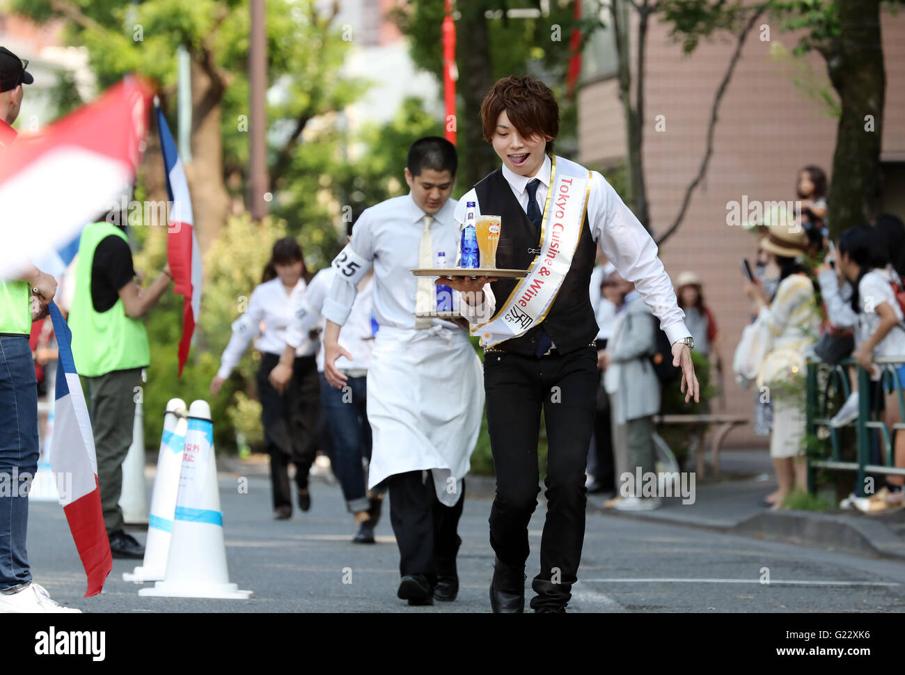 Tokyo, Japan. 22nd May, 2016. Waiters carry glasses of beer on the trays during the 'garcon carry race' in Tokyo on Sunday, May 22, 2016 as a part of 'Aperitif 365' event. 46 contestants from restaurants and cafes participated the beer carry race vying for the first prize of 300,000 yen, sponsored by French beer Kronenbourg. © Yoshio Tsunoda/AFLO/Alamy Live News Stock Photo