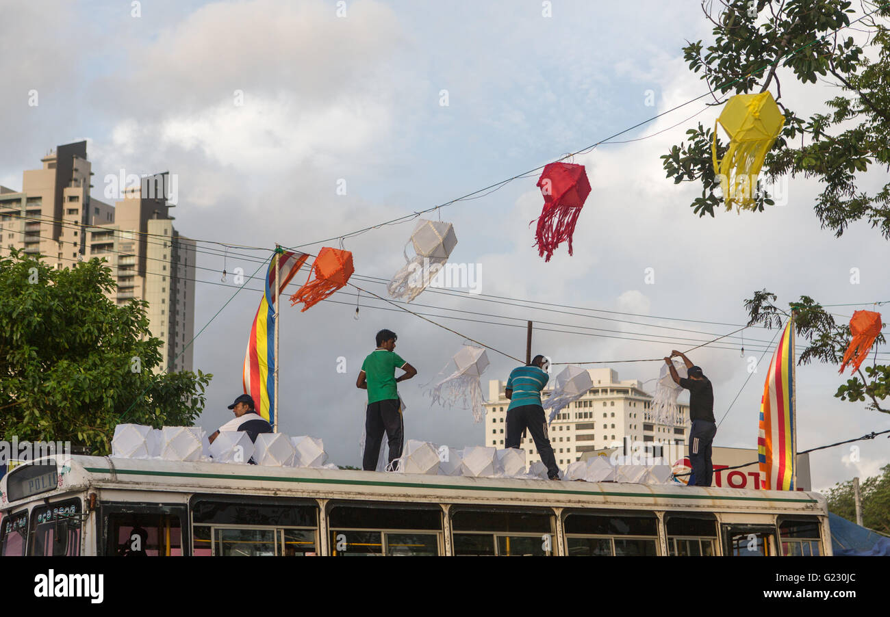 Colombo, Sri Lanka,   22nd May, 2016. Day two of Vesak celebrations, which commemorates the birth of Buddha, his attaining enlightenment and his passing away on the full moon day of May which fell this year on May 21. Lights are hung in the street near Beira Lake, before festivities commence, Colombo, Sri Lanka. Copyright Carol Moir/Alamy Live News. Stock Photo