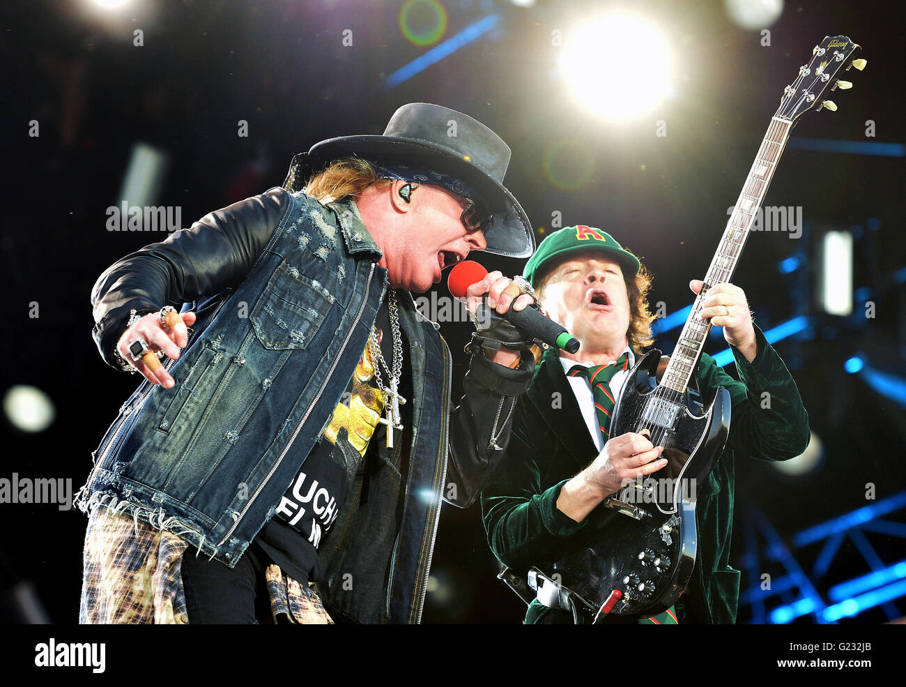 Prague, Czech Republic. 22nd May, 2016. Singer Axl Rose and Lead guitar ...