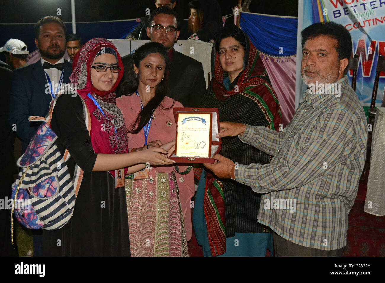 Quetta, Pakistan. 22nd May, 2016. provincial commissioner scouts Muhammad Qayoom Babai giving the award of best performance to participant during the closing ceremony of three days event Model United Nations Quetta 'MunQta' Organized by Balochistan Boy Scouts Association held at Boy scouts association. Credit: Din Muhammad Watanpaal/ZMA Photos/Alamy Live News Stock Photo