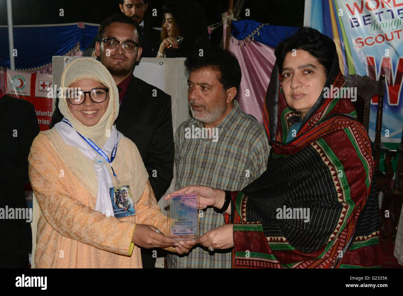 Quetta, Pakistan. 22nd May, 2016. Speaker Balochistan Assembly and chief commissioner for boy scouts Madam Raheela Hameed Khan Durrani giving the award of best performance to participant during the closing ceremony of three days event Model United Nations Quetta 'MunQta' Organized by Balochistan Boy Scouts Association held at Boy scouts association. Credit: Din Muhammad Watanpaal/ZMA Photos/Alamy Live News Stock Photo