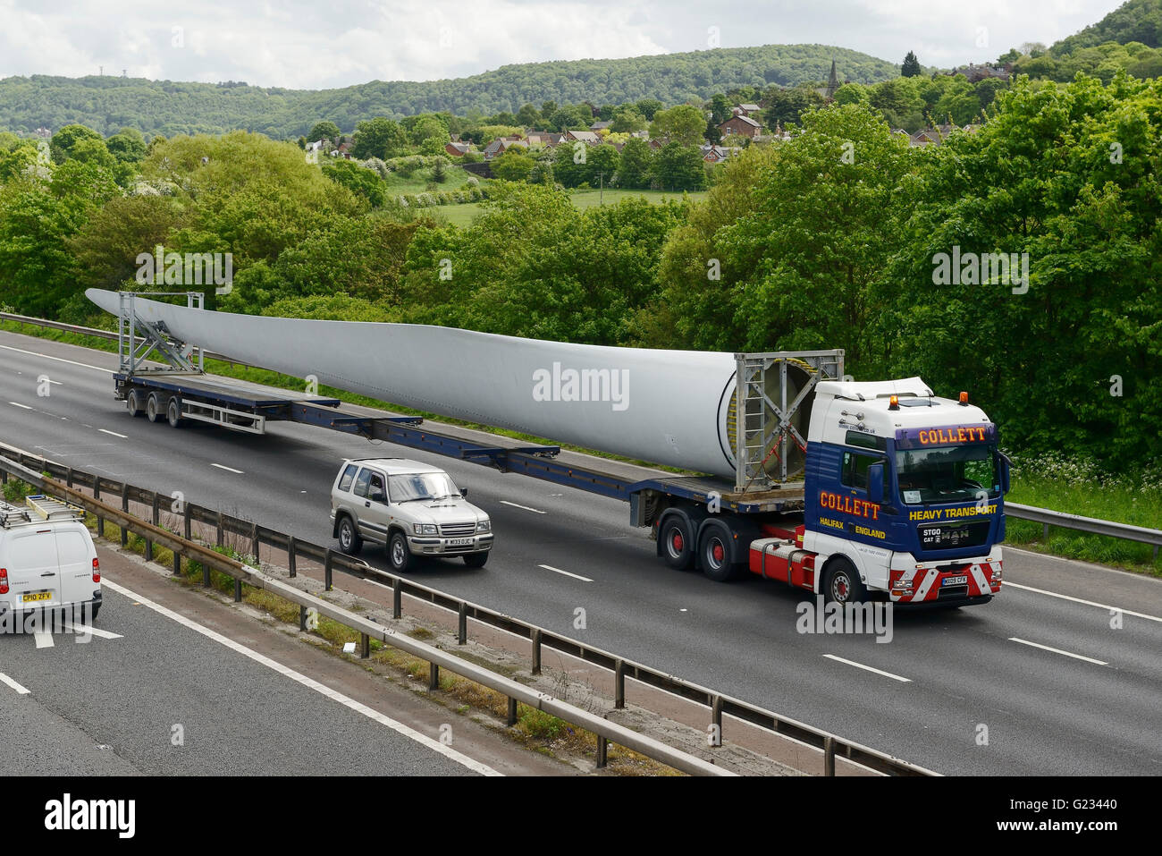 Helsby, Cheshire, UK. 23rd May 2016. A 45 metre long wind turbine blade being transported under police escort. The vehicle has travelled from the Port of Liverpool and is approaching junction 14 of the M56 motorway where it will exit to the Frodsham Wind Farm project currently under construction. Andrew Paterson/Alamy Live News Stock Photo