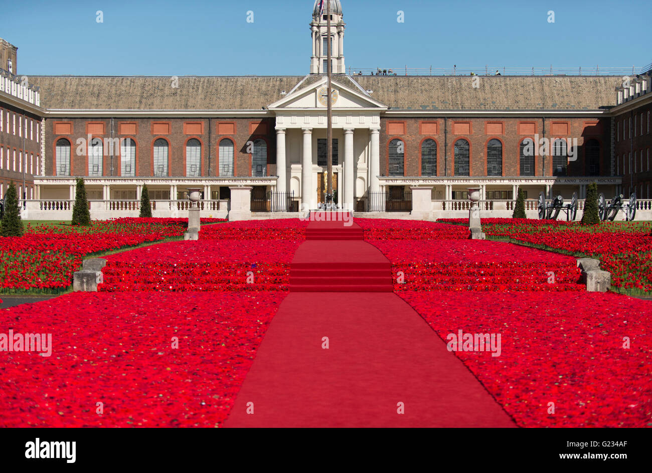 Chelsea Poppy Chelsea, London UK. 23rd May 2016. 5000 Poppies Project installation ...