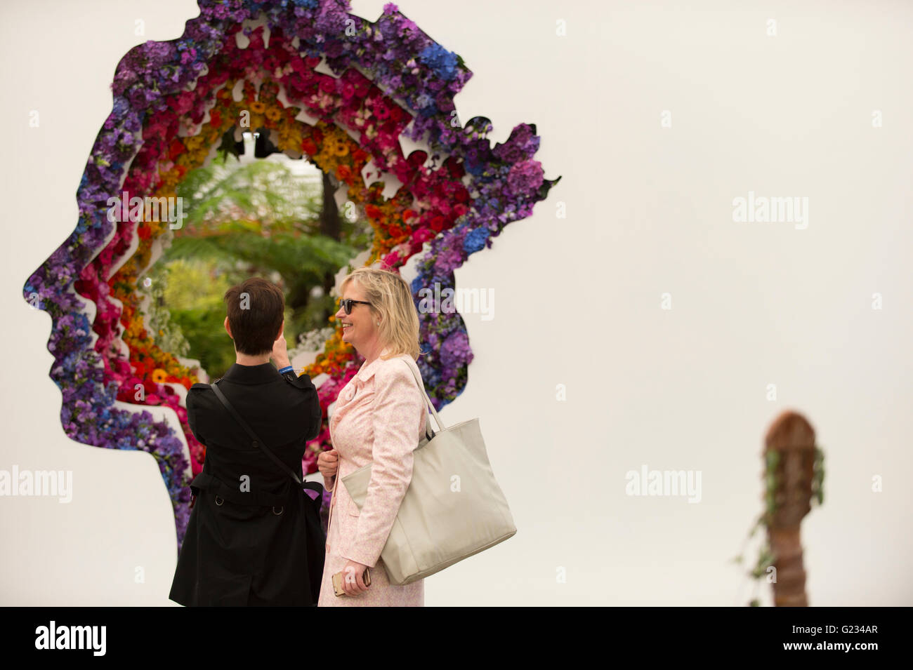 Chelsea, London UK. 23rd May 2016. BBC Weather Presenter Carol Kirkwood at the Veevers Carter royal tribute flower display, New Covent Garden Flower Market’s debut stand. Press Day for the world famous Chelsea Flower Show. Credit:  Malcolm Park editorial/Alamy Live News. Stock Photo