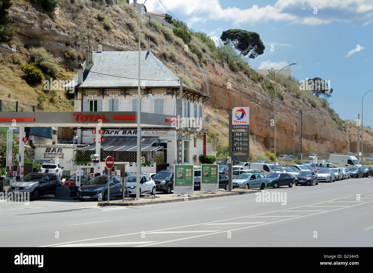 Marseille, France. 23rd May, 2016. Motorists Queue for Petrol in France. Strikes at key oil refineries in France, by workers opposed to government labour reforms, have led to petrol shortages, panic and extensive queues at petrol stations. Image photographed in Marseille, France. Credit:  Chris Hellier/Alamy Live News Stock Photo