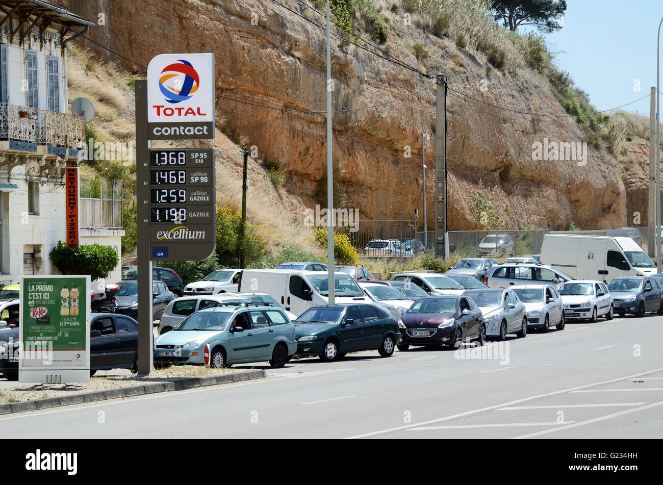 Marseille, France. 23rd May, 2016. Motorists Queue for Petrol in France. Strikes at key oil refineries in France, by workers opposed to government labour reforms, have led to petrol shortages, panic and extensive queues at petrol stations. Image photographed in Marseille, France. Credit:  Chris Hellier/Alamy Live News Stock Photo