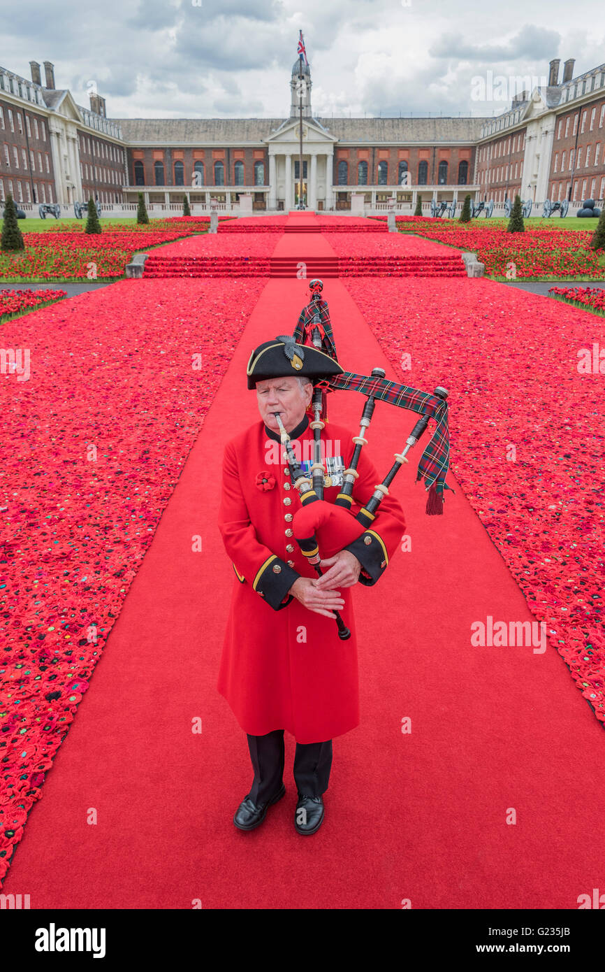 London, UK. 22nd May, 2016. A bagpipe tribute plaed by Chelsea Pensioner Michael Shanahan - 5000 Poppies, startes as a tribute by Lynn Berry and Margaret Knight to their fathers who fought in WW2 and, with the help of creative Director Phillip Johnson, became a project where over 50000 contributors submitted more than a quarter of a million hand knitted poppies. Credit:  Guy Bell/Alamy Live News Stock Photo
