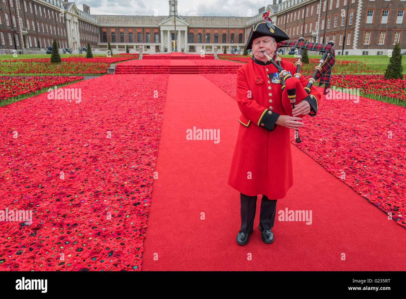 London, UK. 22nd May, 2016. A bagpipe tribute played by Chelsea Pensioner Michael Shanahan - 5000 Poppies, startes as a tribute by Lynn Berry and Margaret Knight to their fathers who fought in WW2 and, with the help of creative Director Phillip Johnson, became a project where over 50000 contributors submitted more than a quarter of a million hand knitted poppies. Credit:  Guy Bell/Alamy Live News Stock Photo