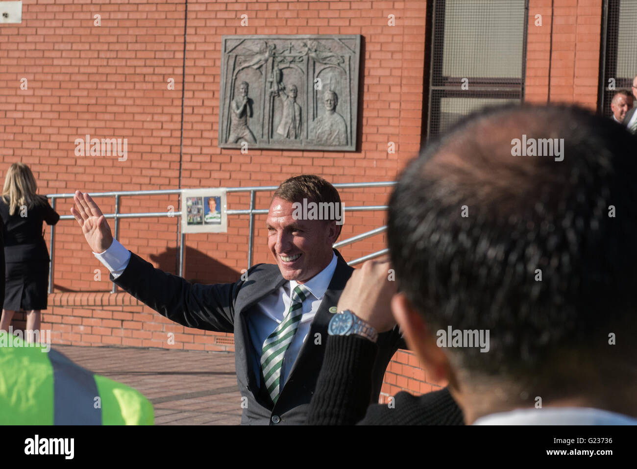 Brendan Rodgers is greeted by crowds of Celtic fans at Celtic Park, Glasgow, Scotland, UK. 23rd May, 2016. Thousand of fans gathered at the Celtic stadium to welcome the new manager to the club. Credit:  Tony Clerkson/Alamy Live News Stock Photo
