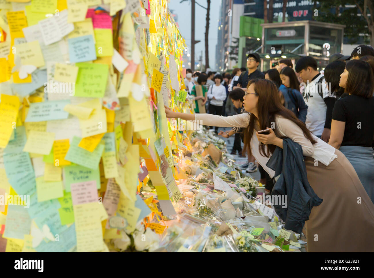 Mourning the stabbing death of a woman, May 22, 2016 : People leave notes at an entrance of Gangnam subway station in Seoul, South Korea, to mourn the stabbing death of a 23-year-old woman by a male attacker. A 34-year-old man who has a record of schizophrenia, was arrested on May 17, 2016 on suspicion of killing the 23-year-old woman at a bar bathroom near the Gangnam subway station in Gangnam district, which has sparked a wave of mourning and a public outcry over violence against women in the traditionally male-dominated country. The two had never met prior to the incident, the police said. Stock Photo