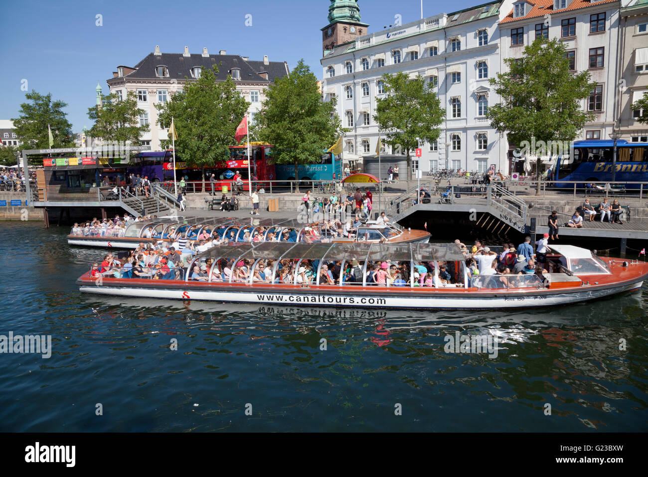 A busy day for the canal tour boats at the Gammel Strand place of call in the Slotsholm Canal (Slotsholmskanalen) close to the Christiansborg Palace. Stock Photo