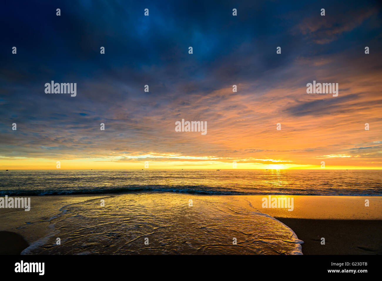 Beautiful sunset on beach boats hi-res stock photography and images - Alamy